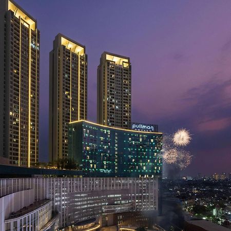 Pullman Jakarta Central Park Exteriör bild The hotel at night