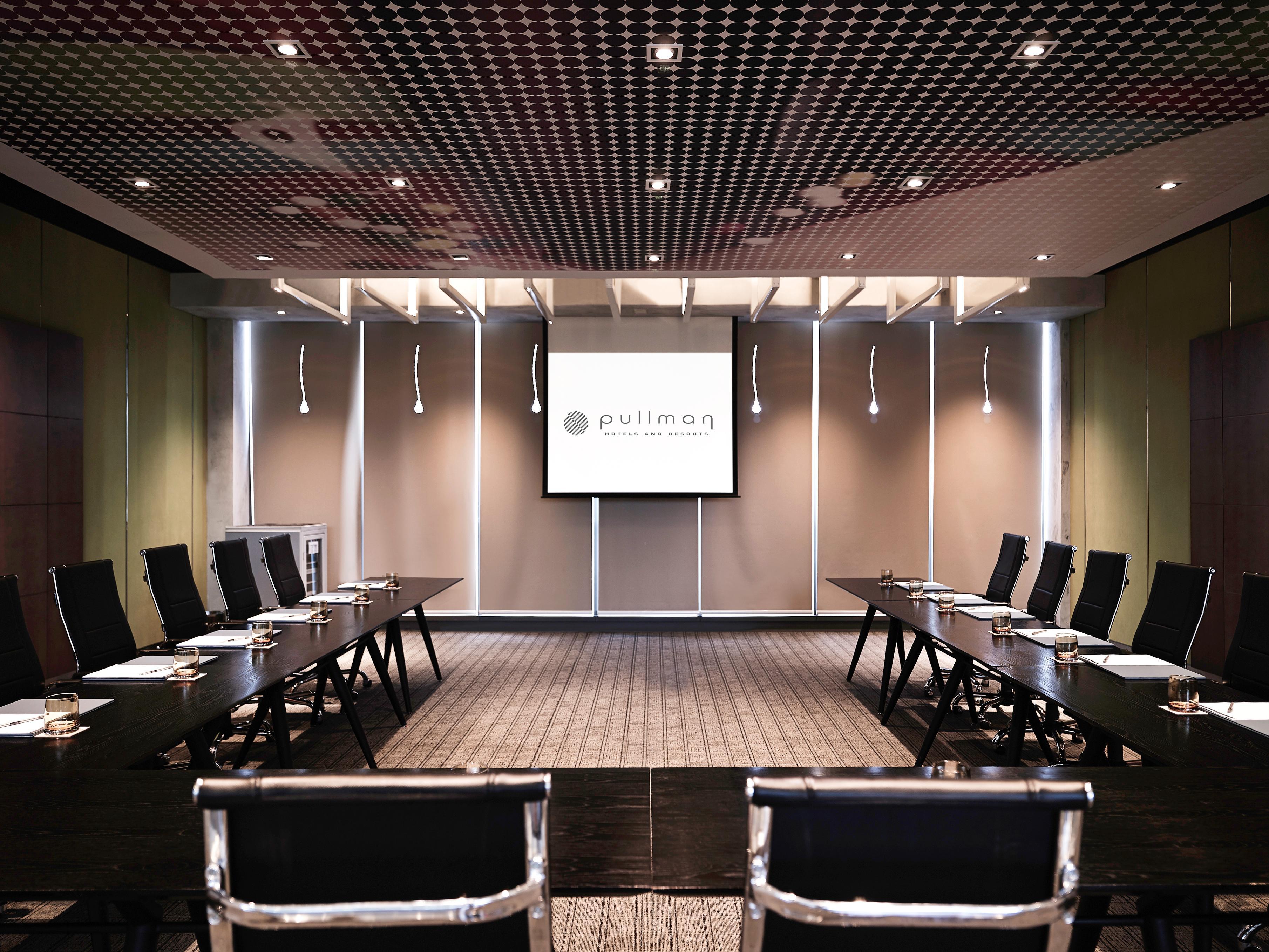 Pullman Jakarta Central Park Exteriör bild A meeting room at the Business School