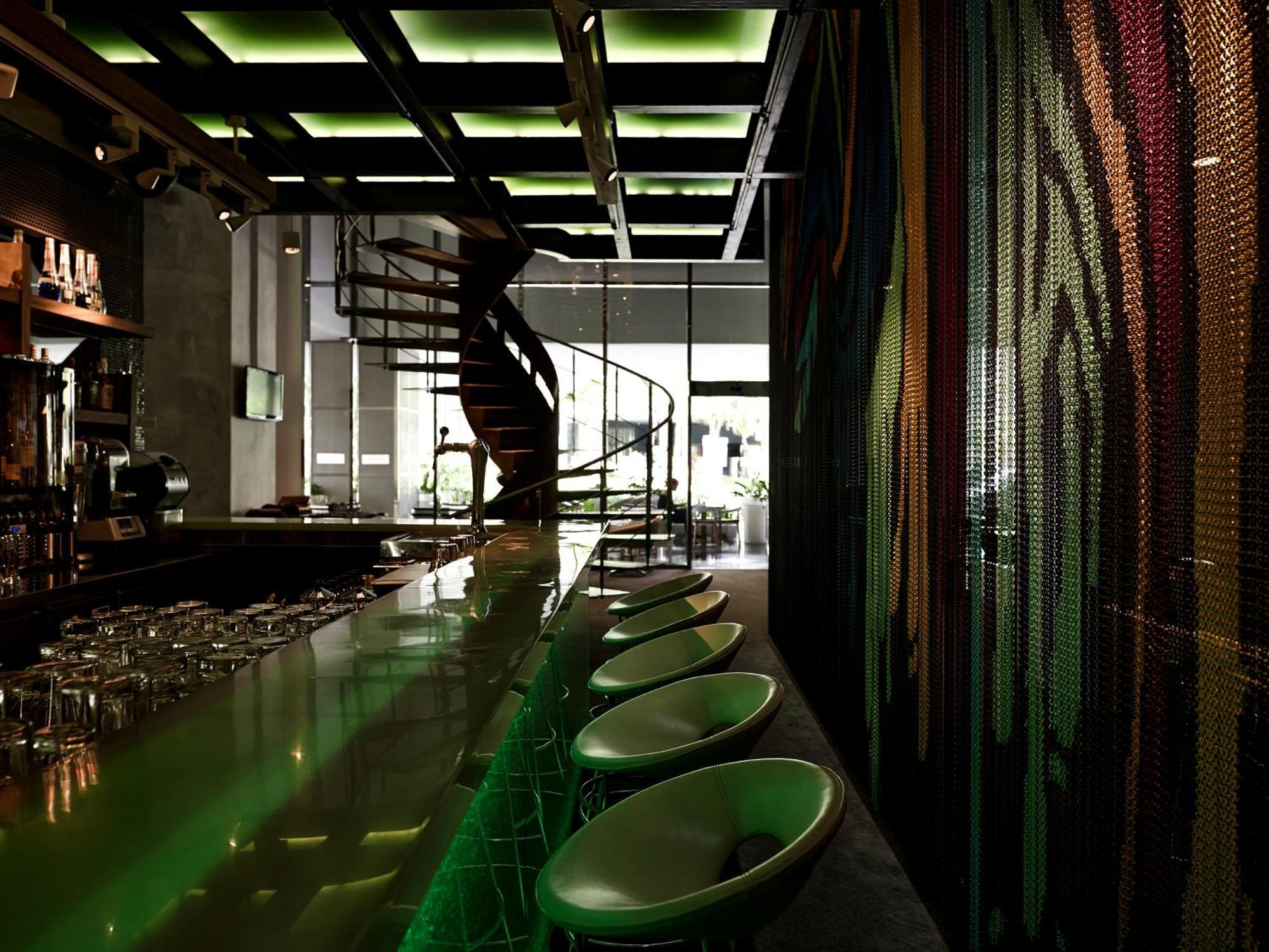 Pullman Jakarta Central Park Exteriör bild Interior of the bar