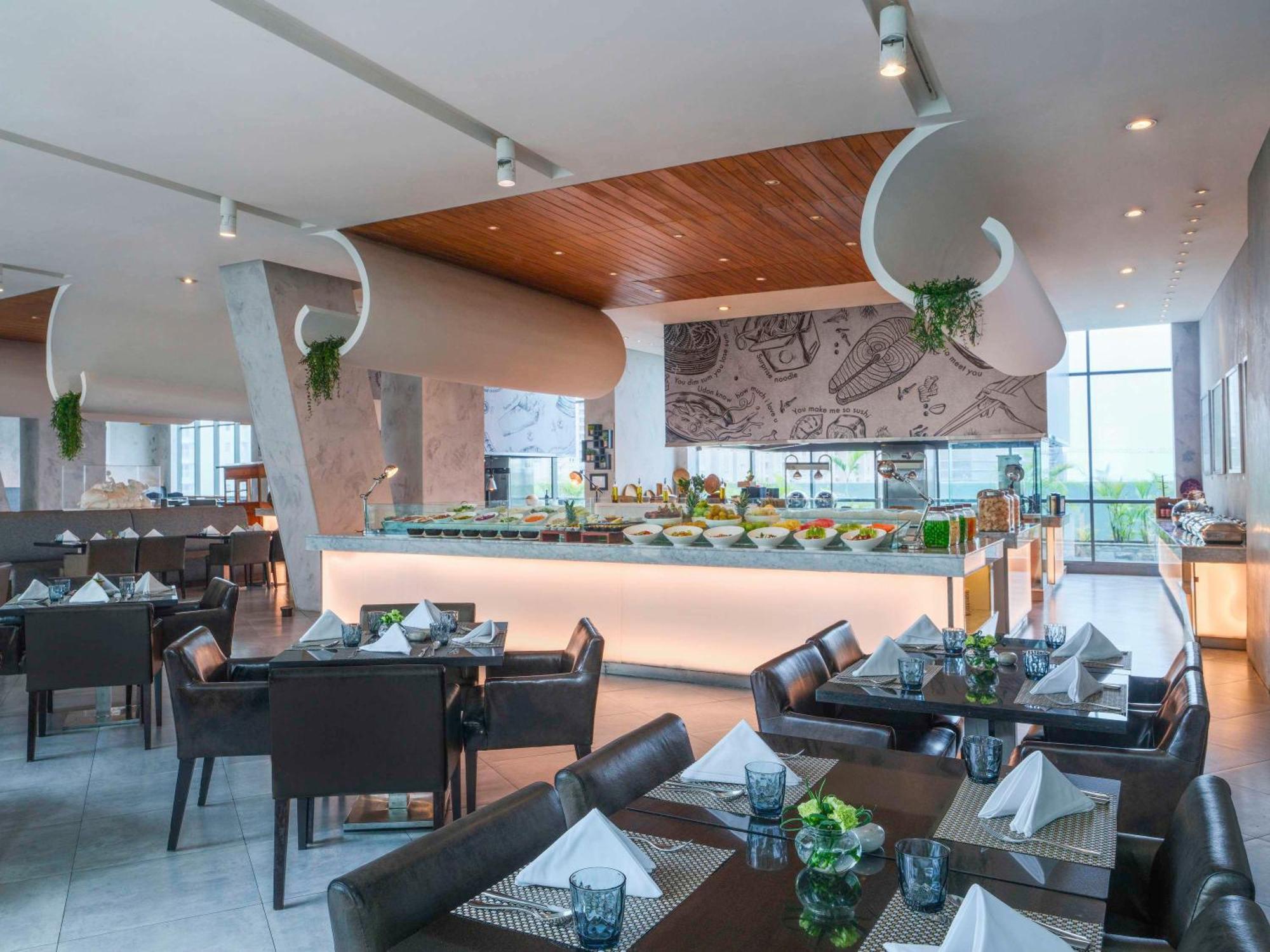 Pullman Jakarta Central Park Exteriör bild The Club Lounge at the airport