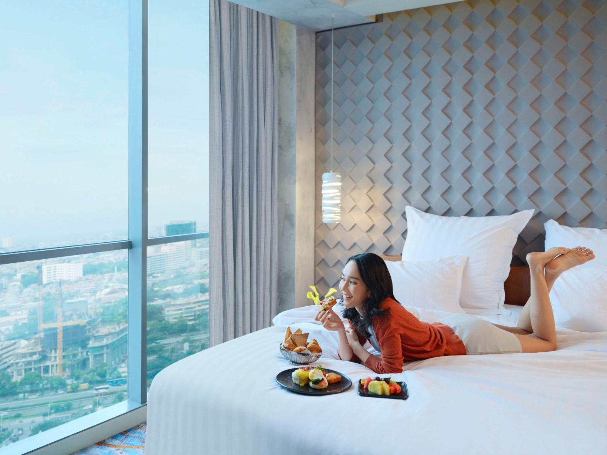 Pullman Jakarta Central Park Exteriör bild A guest at the hotel