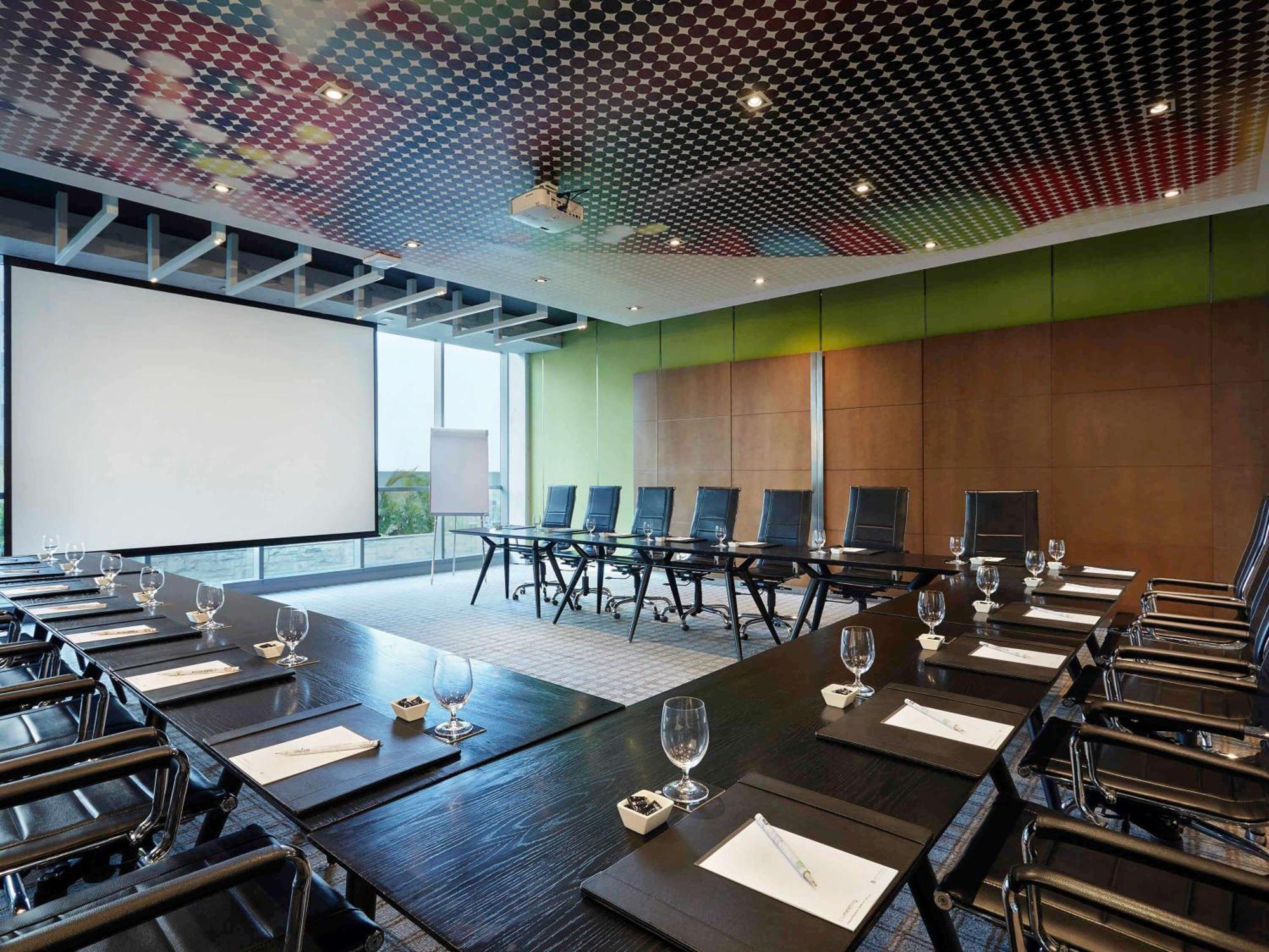 Pullman Jakarta Central Park Exteriör bild Meeting room