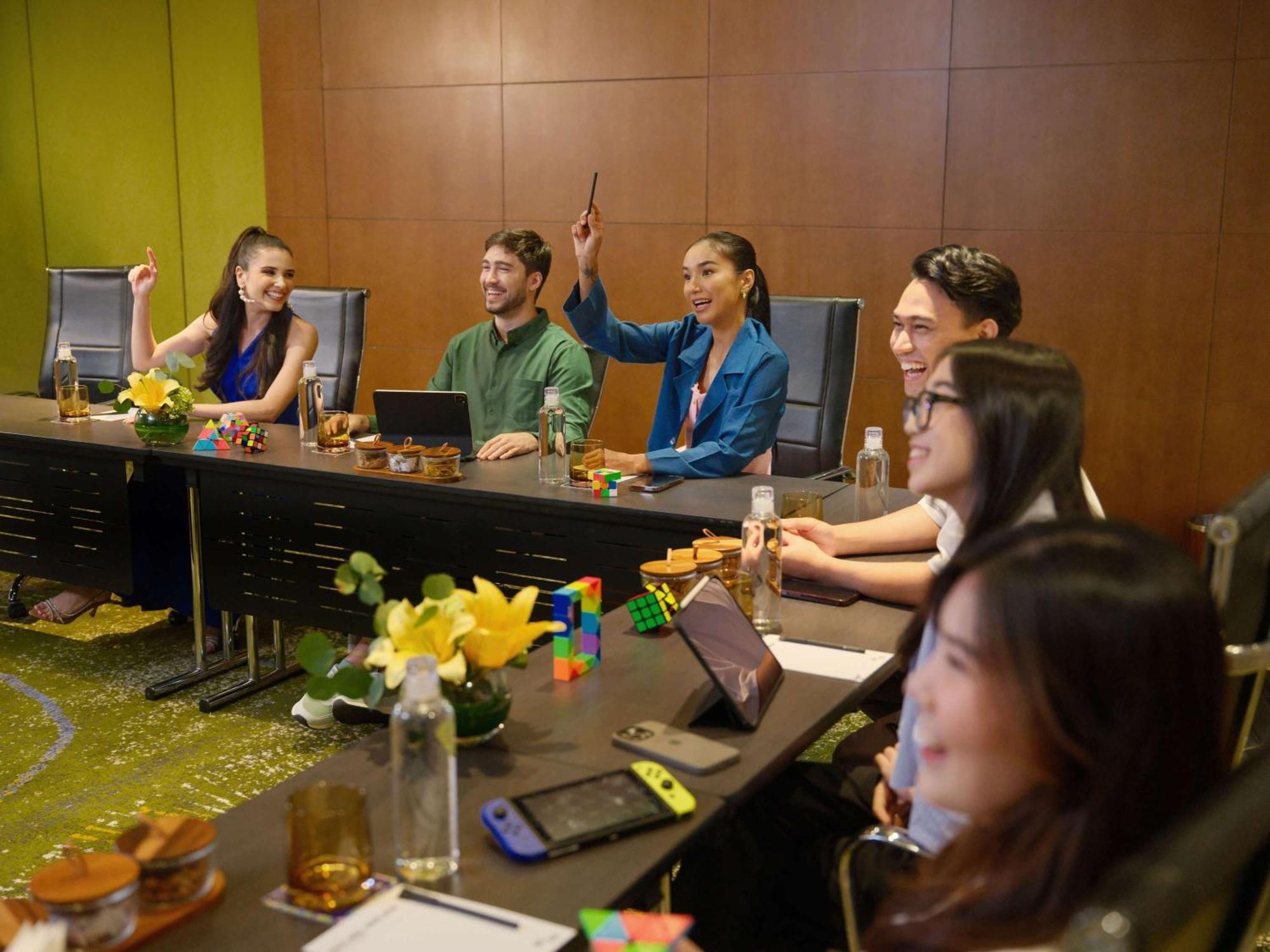Pullman Jakarta Central Park Exteriör bild The cast of The Gifted at the 2019 WonderCon