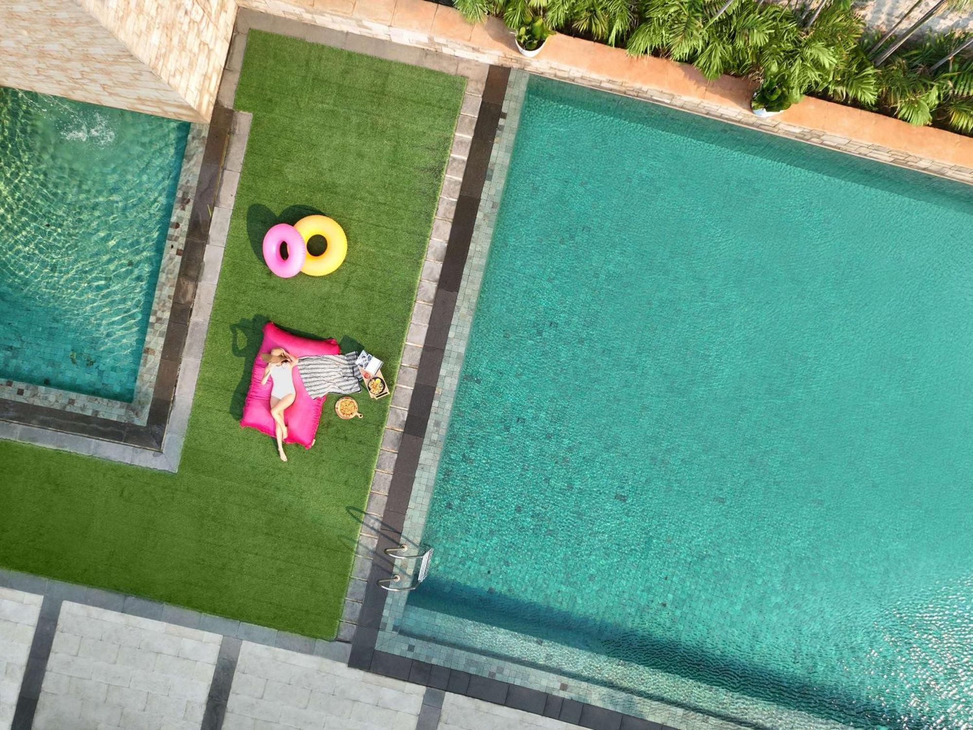 Pullman Jakarta Central Park Exteriör bild Artificial grass for landscaping