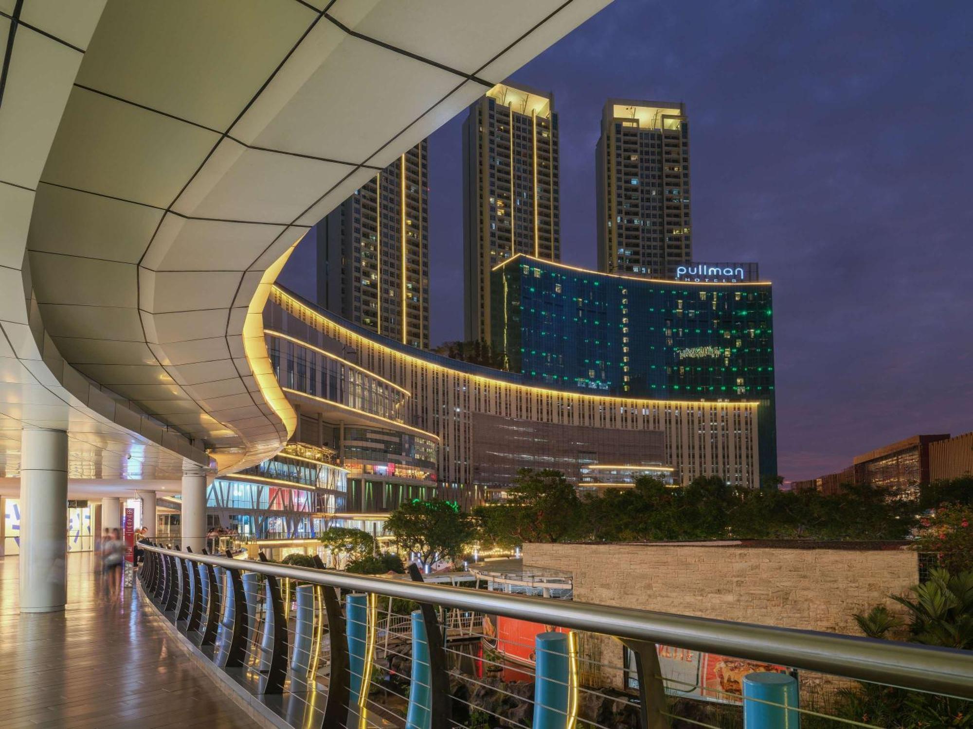 Pullman Jakarta Central Park Exteriör bild The hotel at night