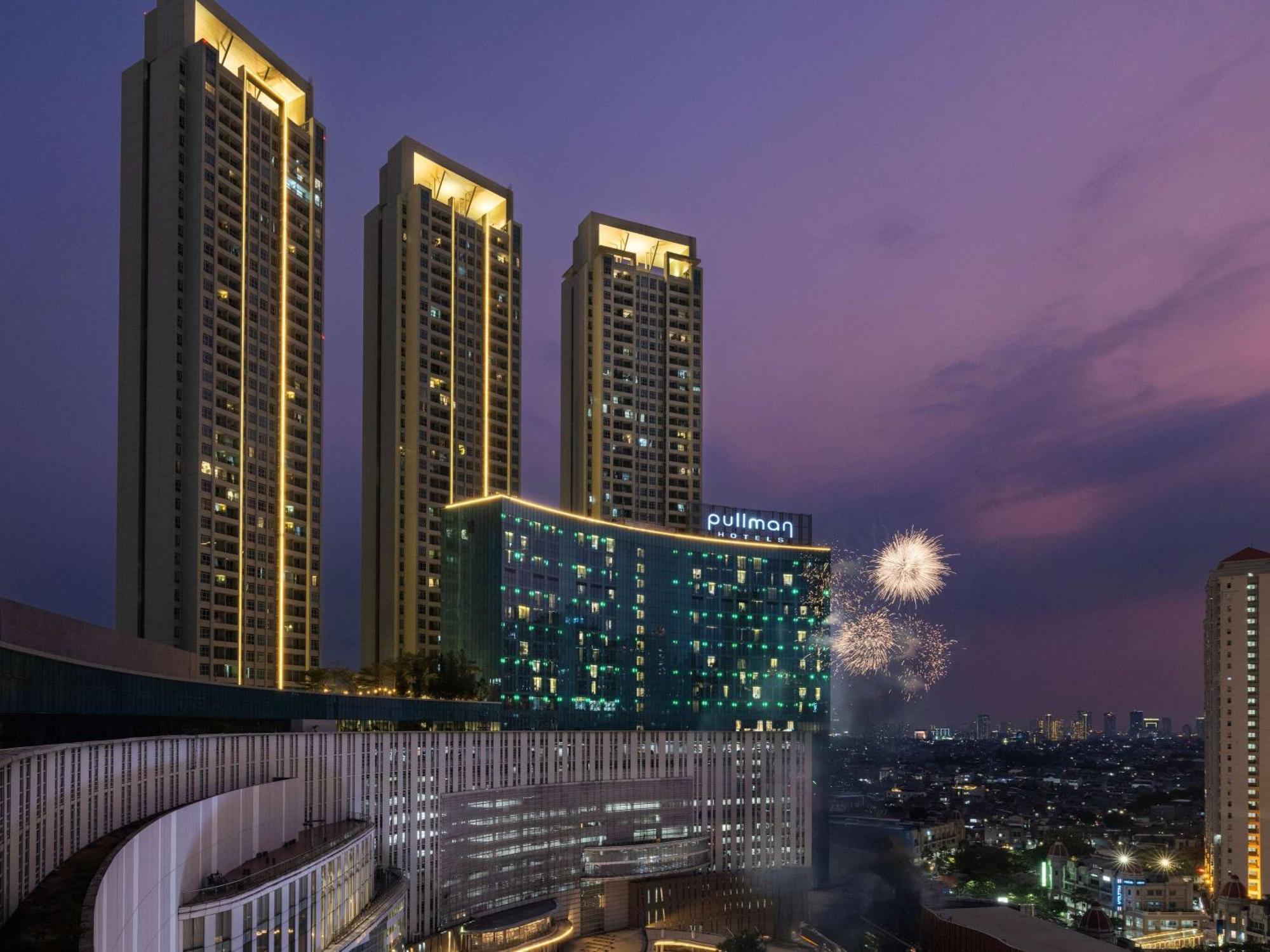 Pullman Jakarta Central Park Exteriör bild The hotel at night