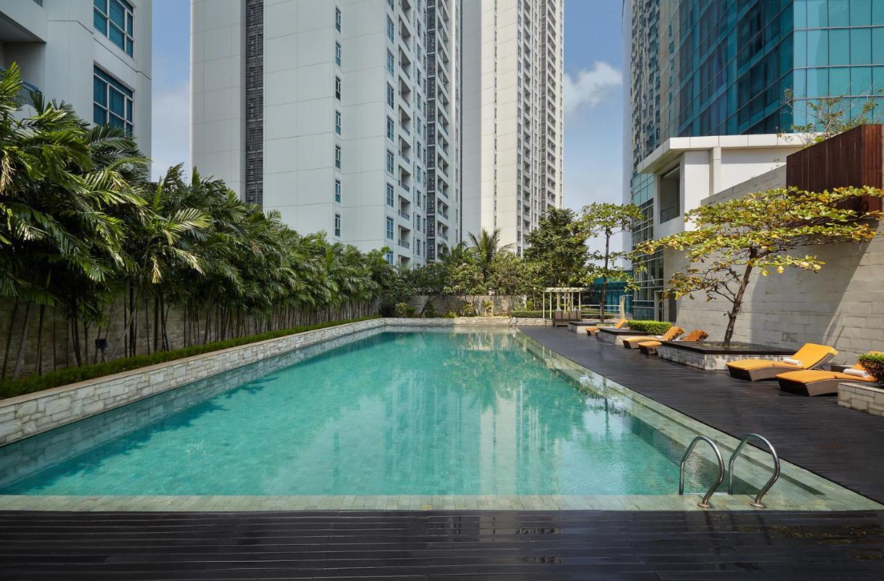 Pullman Jakarta Central Park Exteriör bild The swimming pool at the hotel